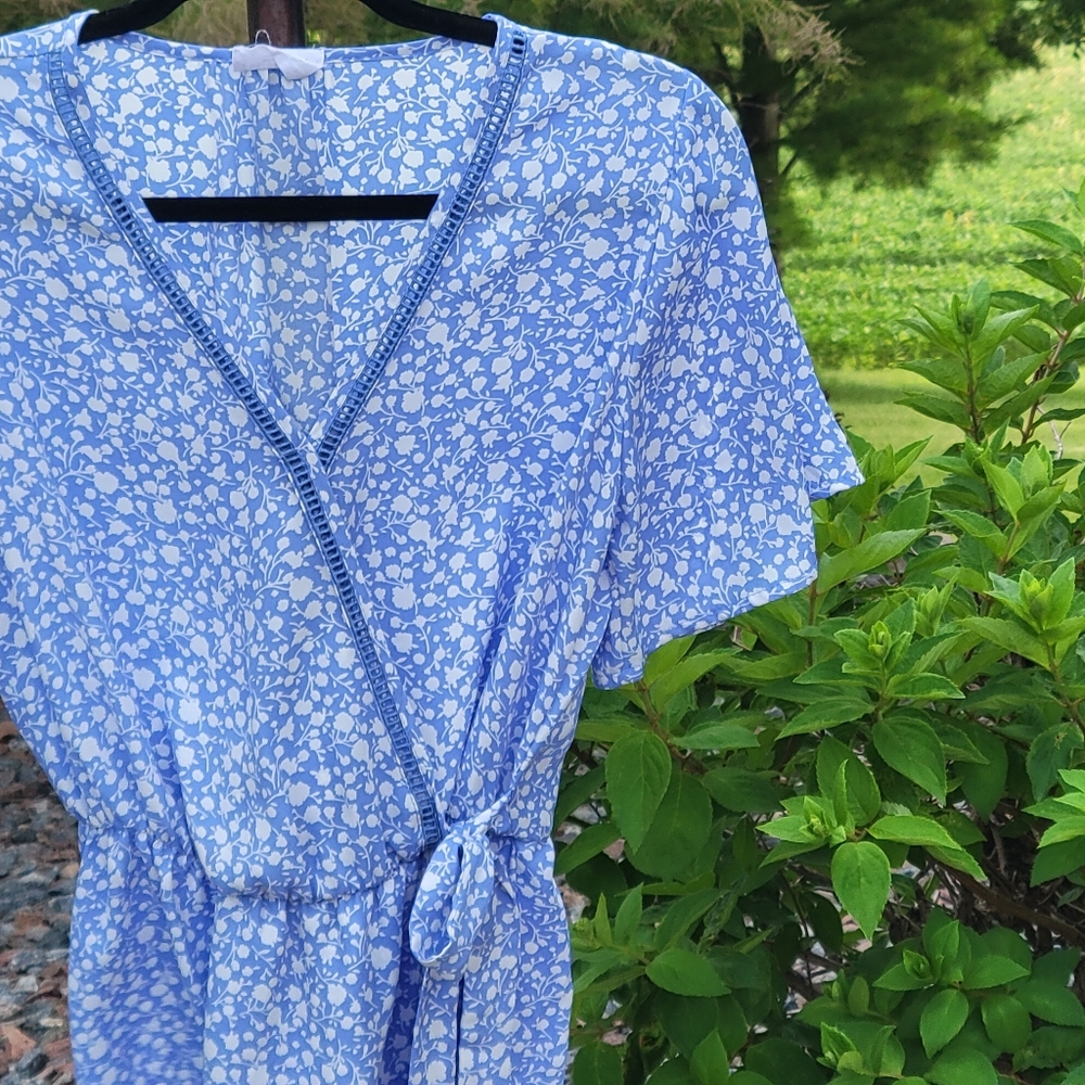 Sienna Sky Blue & White Floral V Neck Wrap Blouse Medium - Picture 3 of 9